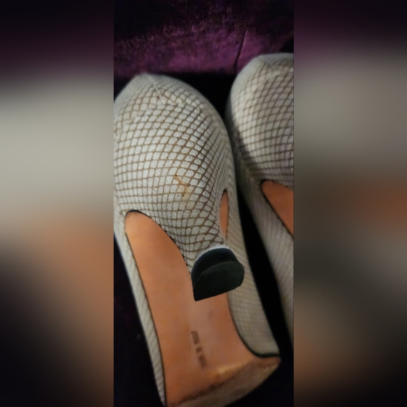 Ferragamo Cream Pumps Size 12 with some small spots (see photo) - Picture 7 of 8